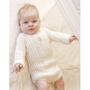 Simply Sweet by DROPS Design - Baby bodystock Strikkeopskrift str. Præmatur - 3/4 år